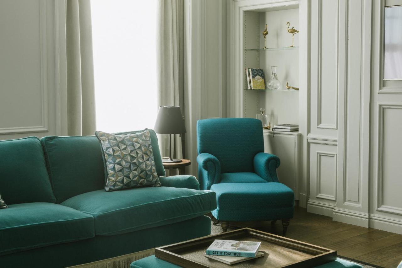 Cheval The Edinburgh Grand Aparthotel Exterior foto A living room with a sofa and armchair